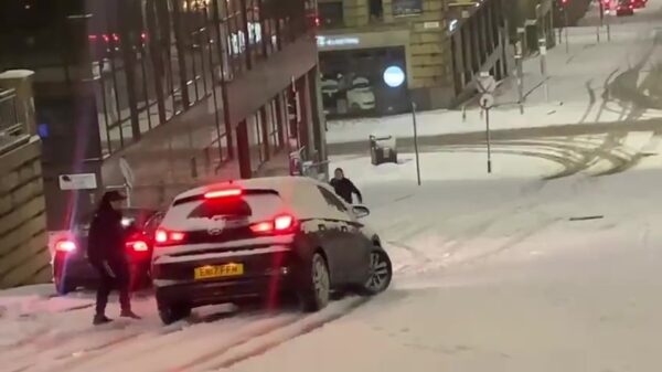 Remmen op een gladde en steile weg valt nog niet mee