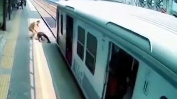 Indiase spoorloper krijgt paar verdiende tikken na een idiote actie