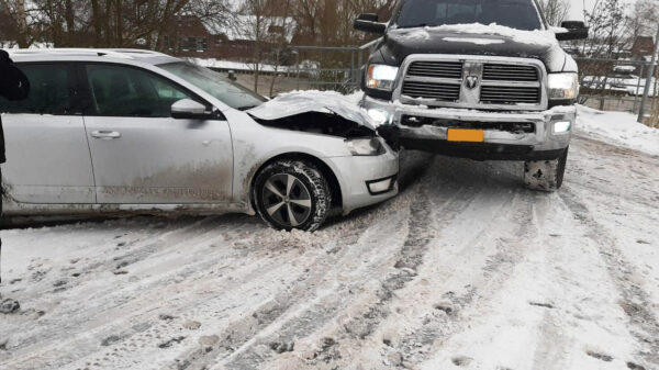 Ondertussen in het Overijsselse Belt-Schutsloot: pickup ramt automobilist van de brug