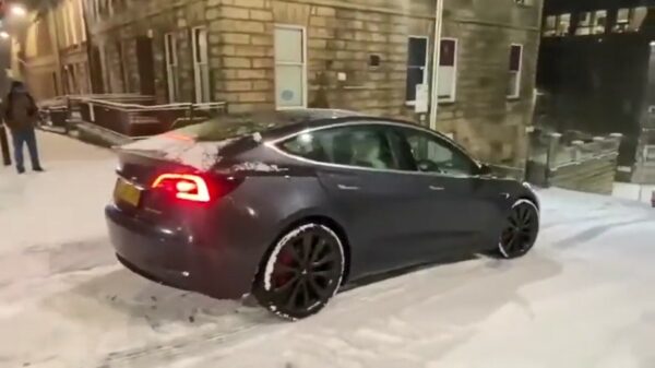 Zelfsleeënde auto: Tesla komt met nieuwe update voor als het keiglad is