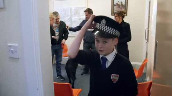 We gaan naar de hel: Schotse koter met Tourette's vs politieagenten