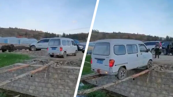 Achteruitrijbaas gaat even een minimaal bruggetje over