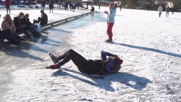 Lullig: schaatser sluit interview af met flinke klapper op het ijs