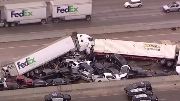 Minstens 6 doden bij bizarre kettingbotsing op de I-35 in Fort Worth, Texas