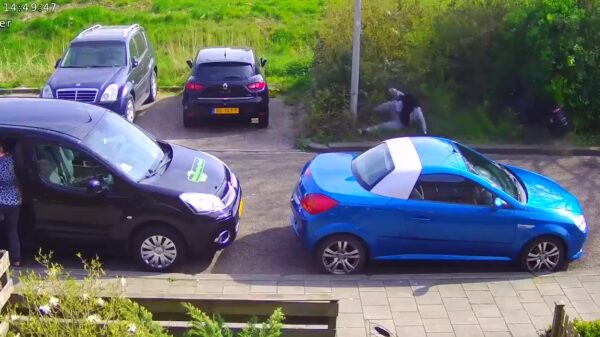 Scooterrijder maakt knetterharde klapper tegen lantaarnpaal