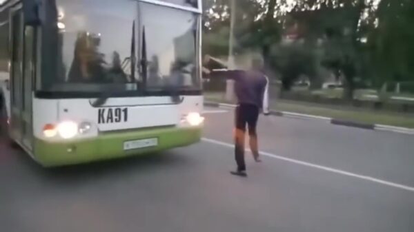 Gekkie probeert bus te stoppen maar krijgt lading pepperspray in z'n bek