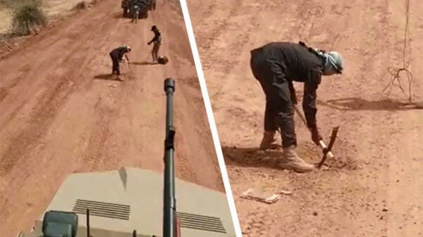 Nigeriaanse explosieven opruimingsdienst hakt bom zorgvuldig uit de grond