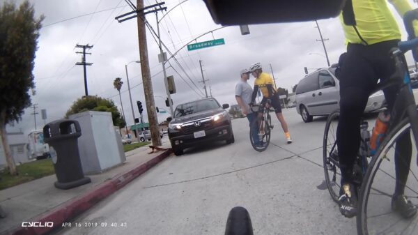 Amerikaanse Honda-bestuurder gaat full retard op groepje wielrenners