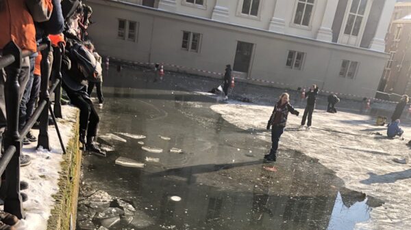 DOH. Randen Hofvijver doorgezakt waardoor schaatsers het ijs niet meer af kunnen