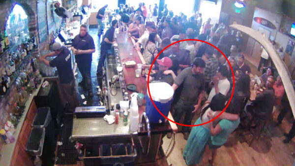 Droeftoeter elleboogt chick tegen de vlakte na onschuldig duwtje in de rug