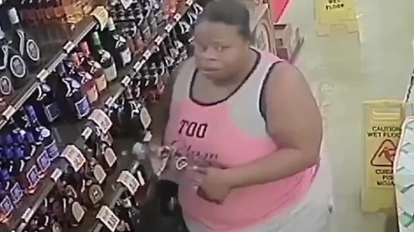 Dikke dorstige dievegge slaat haar slag bij de drank-afdeling