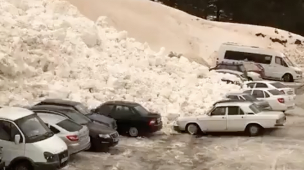 Parkeerplaats in Rusland krijgt bezoekje van enorme lading sneeuw