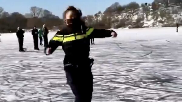 Agente doet pirouette op natuurijs