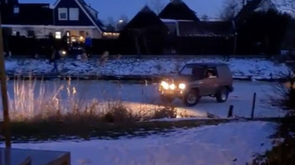 Friese faalhaas rijdt met zijn Daihatsu het ijs op en zakt er keihard doorheen