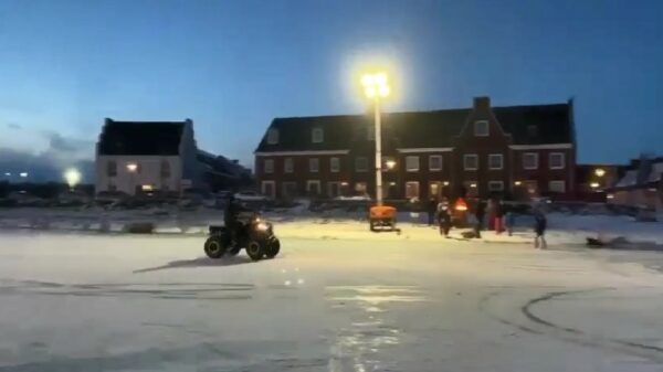 Plons. Irritante quadrijder zakt door het ijs in Hoef en Haag