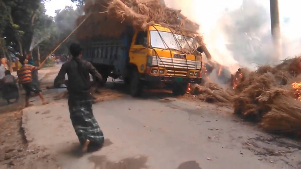 Indiase Satan rijdt vlammende vrachtwagen weg uit de drukke stad