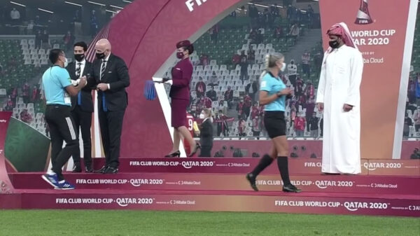 Welkom in 1428: Sjeik Qatar negeert vrouwelijke officials volkomen na eindceremonie WK