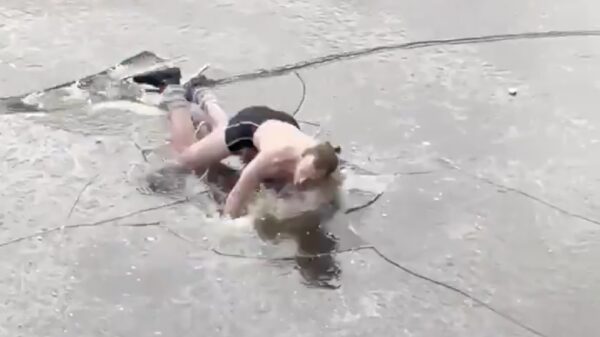 Amsterdamse ijsbreker klapt met zijn bakkes vol op het ijs van de Keizersgracht