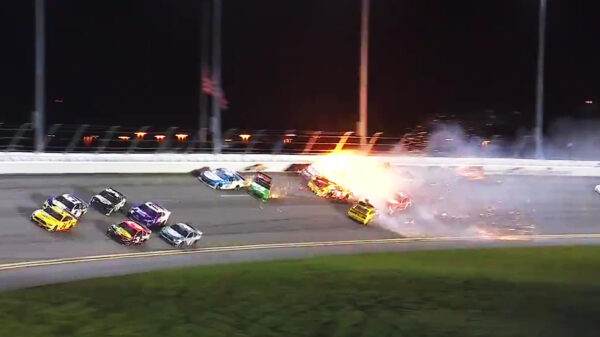 Allerlaatste ronde Daytona 500 opgeschrikt door knetterharde crash