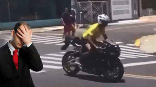 Uitslover kan na een mislukte stoppie zijn motor achterna rennen