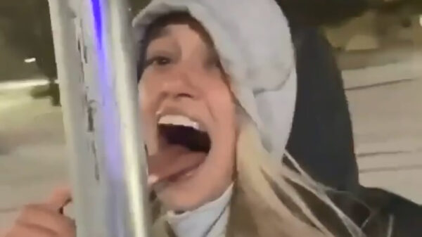 Charlotte weet het nu ook; je tong blijft aan een lantaarnpaal plakken