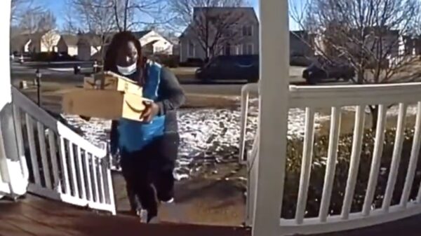 Pakketbezorger geeft iets teveel van zichzelf bloot