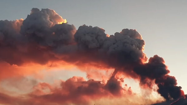 Lava-spugende Etna levert bizarre plaatjes op, luchthaven Sicilië gesloten