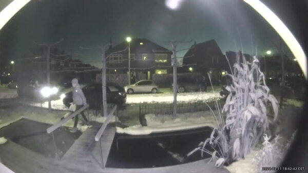 Bezorger laat in Zeist zien dat ijsdikte best belangrijk is