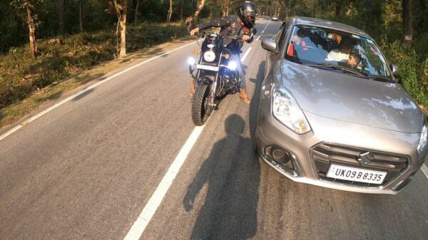 Motorrijders lezen asociale afvaldumper de les als hij zooi uit het raam knikkert