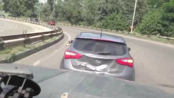 Oude doos: automobilist wordt van achteren geramd tijdens road rage