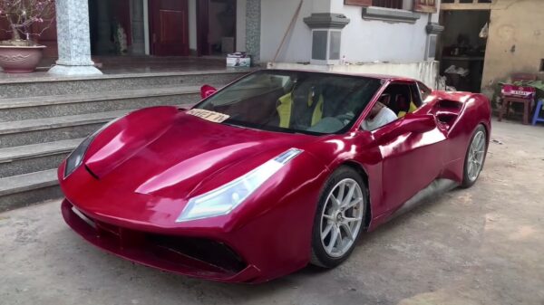 Doe-het-zelvers bouwen voor slechts 1000 dollar een Ferrari koektrommel