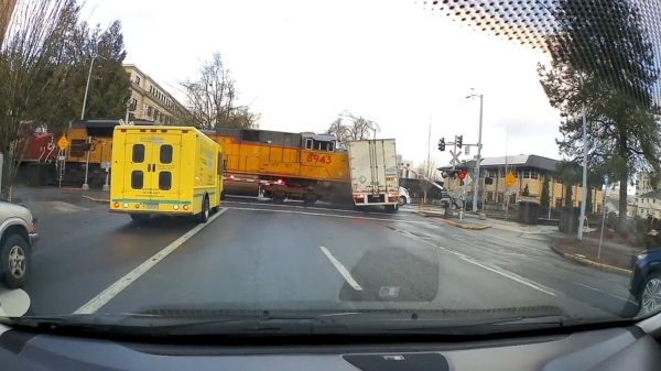Doh. Vrachtwagenchauffeur negeert slagbomen en lichtseinen bij spoorwegovergang
