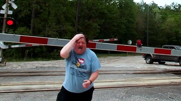 Acteertalent George Clooniet wordt UIT HET NIETS geraakt door een slagboom