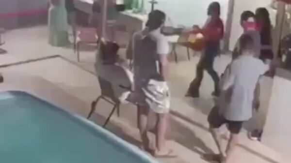 Vallende vrouwen, daar zakt zijn broek echt van af