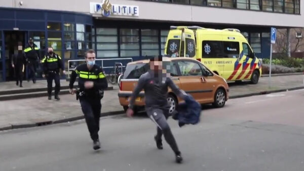 Cameraman Regio15 aangevallen door agressieveling bij politiebureau in Den Haag