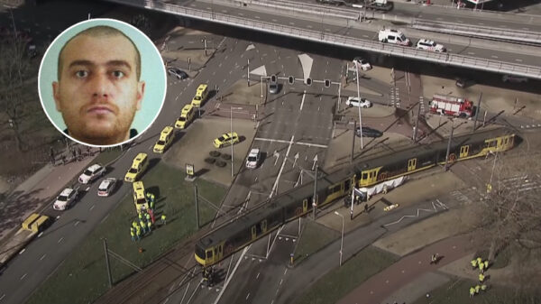 Tramschutter Gökmen T. steekt gevangenisbewaarder in gezicht en nek