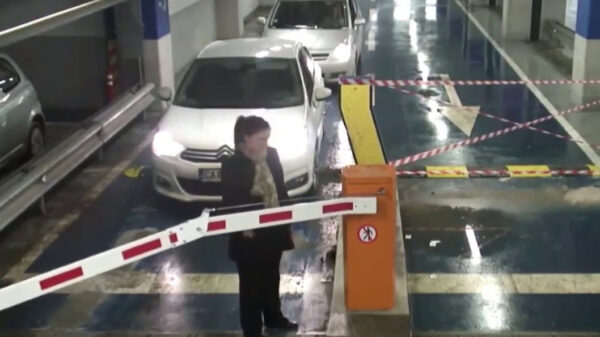 Vrouwelijke automobilist heeft ruzie met slagboom bij het verlaten van een parkeergarage