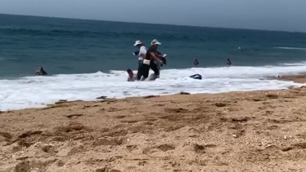 Dagje strand wordt bruut verstoord door golf