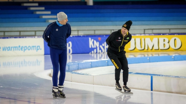 Natuurlijk: alle binnensporten zijn verboten maar Wopke Hoekstra gaat lekker schaatsen in Thialf