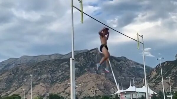 Polsstokhoogspringer krijgt een tikkie