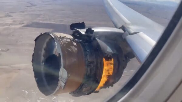 In de categorie 'dingen die je tijdens een vlucht niet wil zien': een brandende motor