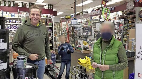 Hihi *OEPS*, Hugo de Jonge even zonder mondkapje op de foto