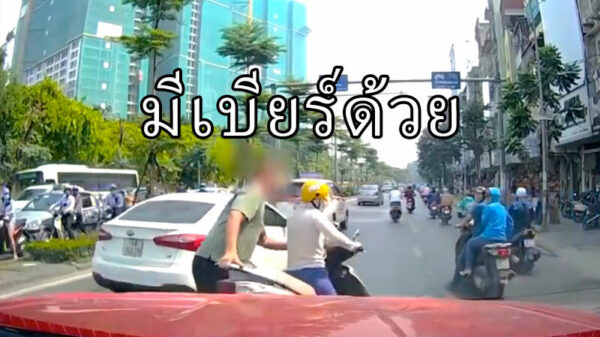 Oude doos: "Wacht ff joh, even dit telefoontje beantwoorden toch?"