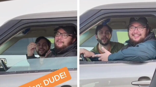 Twee Amerikanen hebben de grootste lol om hun eigen grappen