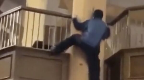 Brandweerman in spe oefent alvast op het naar beneden glijden