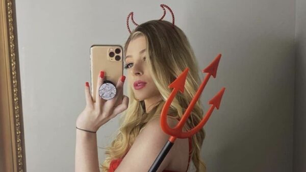 De 22-jarige religieuze Lindsay Capuano verdient nu $6000 per dag met OnlyFans