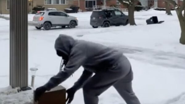 Pakketdief legt doos netjes terug als de eigenaar (en zijn M16) thuis blijken te zijn