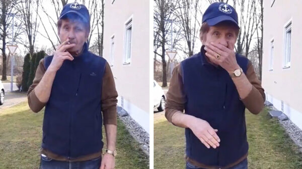 Paffende Harry Houdini heeft pret met zijn sigaret