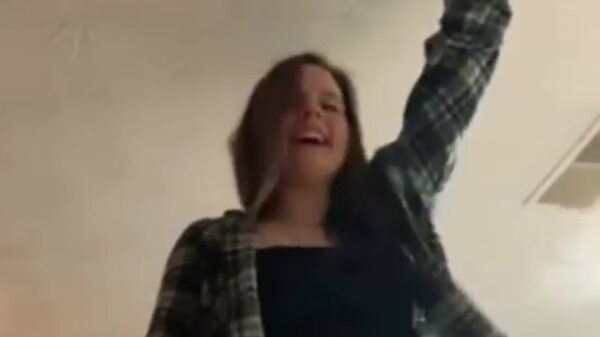 Ze voelt zich sexy als ze valt