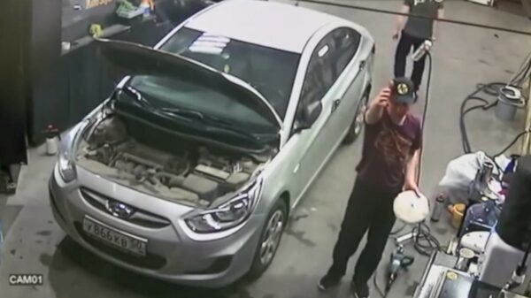 Oude doos: monteurs bijna verpletterd door op hol geslagen auto